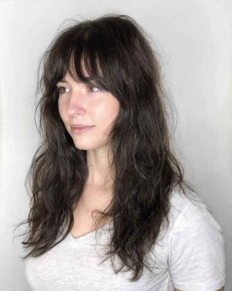 Curtain bangs with long wavy hair | brunette | hairstyles | fresh makeup Naturally Wavy Hair Cuts, Curtain Bangs Wavy Hair, Curtain Bangs Wavy, Frizzy Wavy Hair, Bangs Wavy, Bangs Wavy Hair, Brown Wavy Hair, Rambut Brunette, Black Wavy Hair