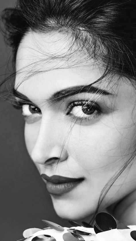 Deepika Padukone Black And White, Black And White Portrait Photography Faces, Celebrity Portraits Black And White, Potrait Reference Pics, Pencil Drawing Face, Hyperrealistic Portrait, Profile Sketch, Ram Leela, Black And White Photography Portraits