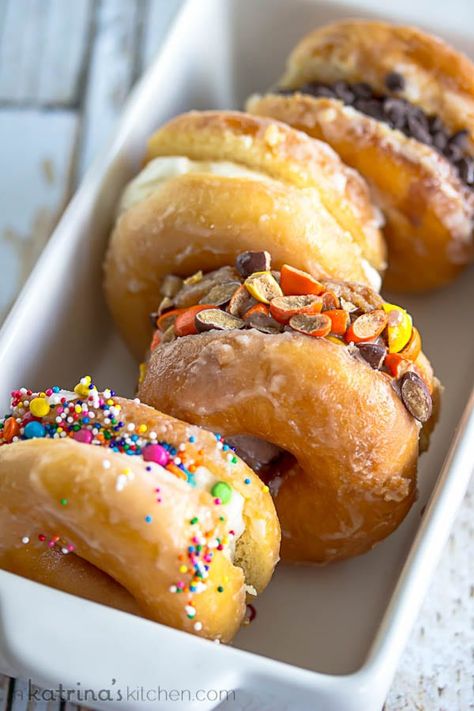 Doughnut Ice Cream Sandwich recipe Ice Cream Sandwich Recipe, Boutique Patisserie, Homemade Chocolate Ice Cream, Donut Flavors, Ice Cream Sandwiches Recipe, Donut Ice Cream, Making Donuts, Delicious Ice Cream, Dessert Aux Fruits