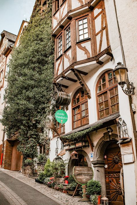 Germany With Kids, Cochem Germany, Germany Landscape, German Castles, German Town, River Town, Castles To Visit, Germany Vacation, Architecture Classic