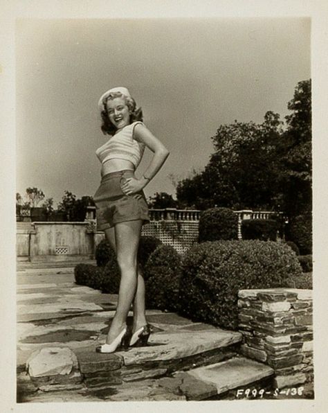 Never-Seen-Before-Marilyn-Monroe-Photos Young Marilyn Monroe, Norma Jean Marilyn Monroe, Marilyn Monroe Art, Joe Dimaggio, Marilyn Monroe Photos, Us Marines, Norma Jean, Norma Jeane, Blonde Bombshell