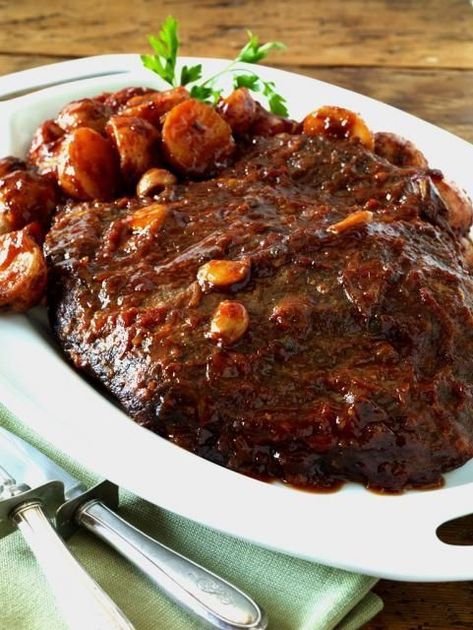 Jewish Brisket Recipes, Jewish Brisket, Oven Cooked Brisket, Jewish Cuisine, Meat And Potatoes, Brisket Recipe, Beef Brisket Recipes, Brisket Recipes, Passover Recipes