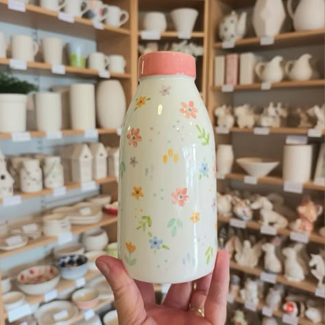 Pottery Painting Ideas Flower Vase, Color Me Mine Vase, Cute Vase Painting Ideas, Pottery Painting Vase Ideas, Pottery Painting Ideas Vase, Vase Pottery Painting Ideas, Pottery Vase Painting Ideas, Pottery Painting Vase, Ceramic Vase Painting Ideas