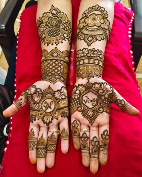 Mehndi For Groom Sister, Mahendi Design For Sister Wedding, Sister Of Bride Mehendi Designs, Bride Sister Mehndi Design, Groom Sister Mehndi Design, Latest Arabic Mehndi Designs, Modern Henna, Mehndi Designs Bridal Hands, Modern Henna Designs