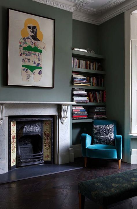 Remarkable transformation of a private house in London Victorian Fireplace Living Room, Built In Around Fireplace, London Living Room, Painted Bookshelves, Deco House, Victorian Living Room, House Makeover, Palette Design, Eclectic Living Room