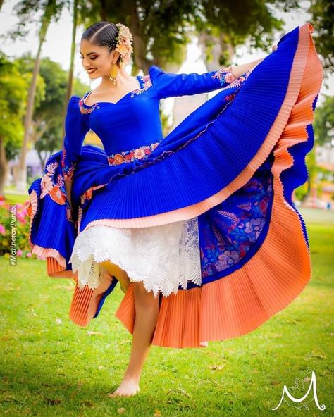 Peruvian Marinera Dresses, Peruvian Dress, All About Dance, Poses Drawing, World Of Darkness, Traditional Clothes, Traditional Costume, Latin American, Drawing Poses