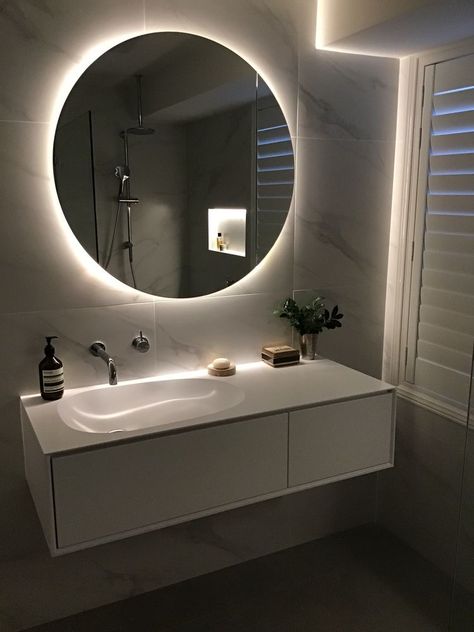 Classy Bathroom Design, Aesthetic Bathroom Modern, Wavy Mirror Aesthetic, Baños Aesthetic, Blob Mirror, Design Interior Baie, Funky Mirrors, Mirror Aesthetic, Wavy Mirror