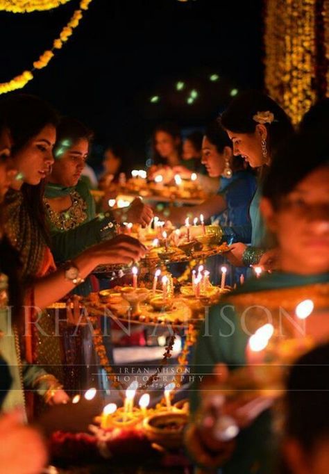 Lighting candles on the mehndi plates Diy Mehndi Decorations, Pakistani Mehndi Decor, Mehndi Plates, Mehndi Event, Mehendi Night, Mehndi Ideas, Mehndi Function, Pakistani Mehndi, Pakistan Wedding