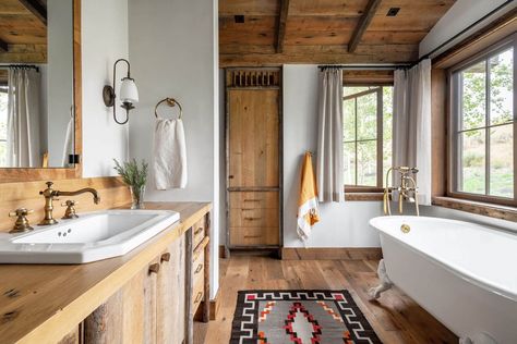 Mountain sanctuary offers a sense of tranquility in the Idaho wilderness Luxury Cabin Bathroom, Small Cabin Bathroom, Log Cabin Bathroom, Cabin Bathroom, Fall Bathroom, Cozy Bathroom, Cabin Bathrooms, Primary Bath, Bathroom Images