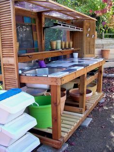 Genius and Low Budget Pallet Garden Bench for Your Beautiful Outdoor Space No 39 Garden Potting Bench, Potting Bench Ideas, Pallet Garden Benches, Diy Potting Bench, Potting Bench Plans, Potting Station, Outdoor Sink, Outdoor Potting Bench, Potting Benches