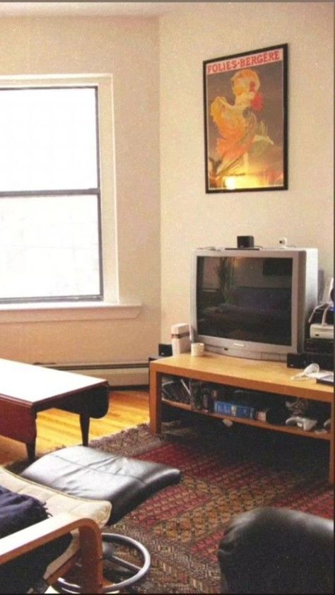 British Room Aesthetic, 00s Living Room, 2000 House Decor, 00s Interior Design, Early 2000s Apartment Aesthetic, 1990s Apartment Interior, Living Room 2000s, 2000s Living Room Aesthetic, 2000s Apartment Aesthetic