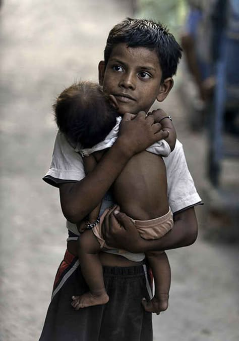 These pictures come from Living on a Dollar a Day: The Lives and Faces of the World's Poor . In His Arms, Poor Children, People Of The World, 인물 사진, People Around The World, Little People, Beautiful People, Persona, Around The Worlds