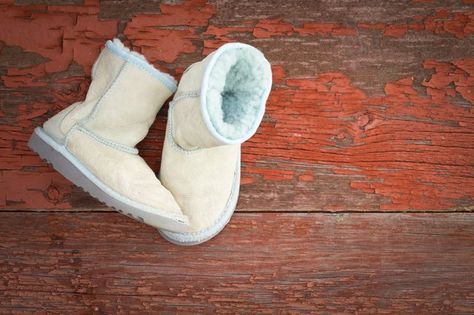 Spot clean sheepskin slippers by blotting stains with a clean, damp rag. Cleaning Ugg Boots, Cleaning Mold, Doc Martens Boots, Ugg Style, Sheep Skin, Vegan Boots, Sheepskin Slippers, White Pencil, Shearling Boots