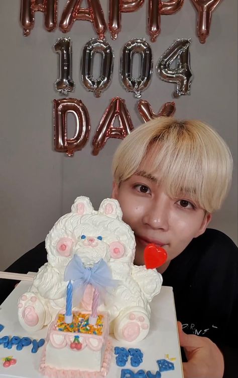 Jeonghan Birthday, Seventeen Vlive, Seventeenth Birthday, Seventeen Jeonghan, Seventeen Going Seventeen, Pretty Birthday Cakes, Cake Designs Birthday, Cute Desserts, Pretty Cakes