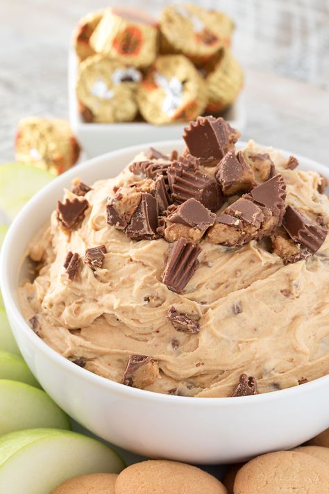 Peanut Butter Cup Cheesecake Dip | Easy to make, this cheesecake dip is loaded with great creamy flavors and pieces of peanut butter cups. Try it with apple slices or vanilla wafers! | http://thechunkychef.com Raclette Originale, Galette Des Rois Recipe, Easy Dessert Dips, Cup Cheesecake, Cheesecake Dip Recipe, Superbowl Desserts, Dessert Dip Recipes, Peanut Butter Cup Cheesecake, Chips Dip