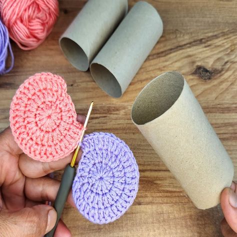 Wow! INCREDIBLE IDEA!🤩Look what I did with the TOILET PAPER found in the TRASH! CROCHET RECYCLE DIY | toilet paper, crocheting | Wow! INCREDIBLE IDEA!🤩Look what I did with the TOILET PAPER found in the TRASH! CROCHET RECYCLE DIY | By Lady Loves Knitting | Facebook Crochet Toilet Roll Cover Pattern Free, Toilet Roll Holder Crochet, Crochet Recycle, Crochet Toilet Roll Cover, Diy Toilet Paper, Baby Toilet, Toilet Paper Tube, Yarn Hats, Diy Toilet