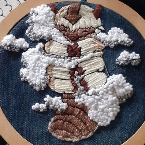 Bordado en hilo sobre jean de appa, personaje del avatar maestro del aire Appa Embroidery Pattern, Avatar The Last Airbender Embroidery, Atla Embroidery, Appa Embroidery, Druid Witch, Fantasy Embroidery, Beginning Embroidery, Diy Embroidery Art, Basic Hand Embroidery Stitches