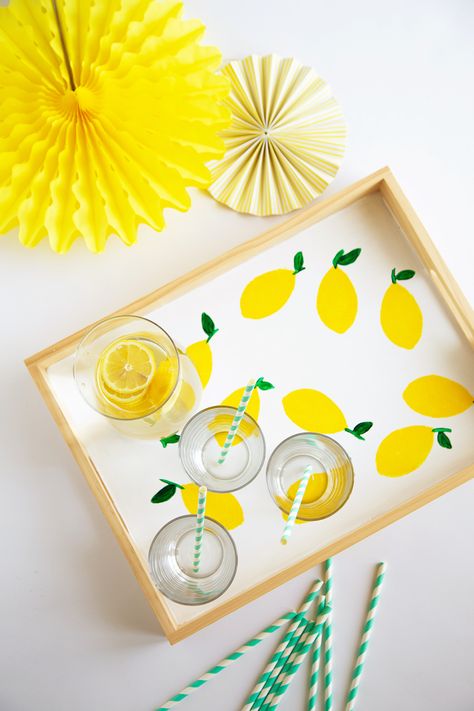 DIY Fruit-Printed Serving Tray No Sew Crafts, Easy Mother's Day Crafts, Mother's Day Projects, Sew Crafts, Upcycling Diy, Schmuck Diy, Mothers Day Crafts For Kids, Lemon Decor, Diy Valentine's Day