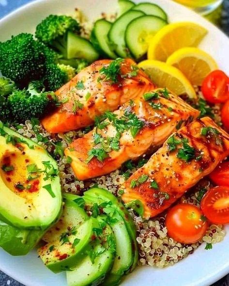 Salmon With Quinoa, Quinoa Broccoli, High Protein Meals, Salmon And Broccoli, Meals Ideas, Healthy Recipes For Diabetics, Salmon Avocado, Protein Meals, Steamed Broccoli