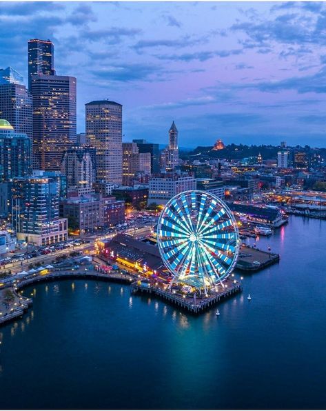 #Seattle Must See - ✈ #pikeplacemarket in #Washington, the most beautiful state in the Pacific Northwest🌲. #pnw 🌳 #tourism #tourismseattle 🛫 #travel #travelseattle  #WashingtonState #whattosee #spaceneedle #emeraldcity #pacificnw #pioneersquare #pwntravel #greatwheel #centurylinkfield #cityofseattle Seattle Waterfront, Seattle Photos, Visit Seattle, Qur'an Photography, Evergreen State, Downtown Seattle, Washington Usa, Family Days Out, Amusement Parks