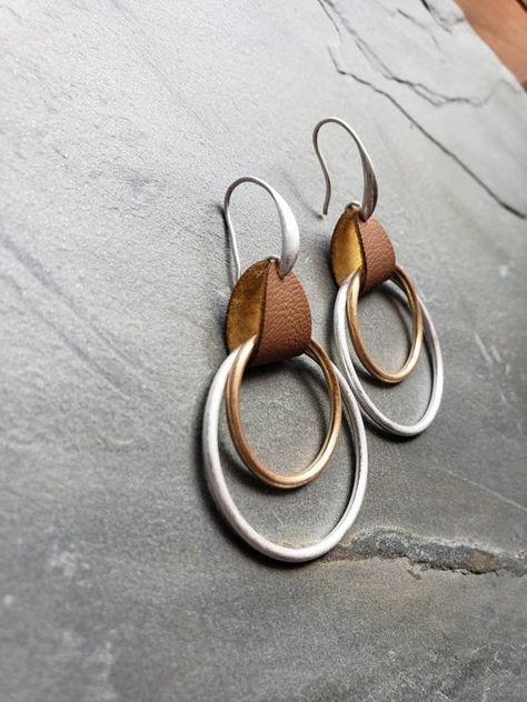 Leather Hoop Earrings, School Bully, Earrings Bronze, Diy Leather Earrings, Leather Jewelry Diy, Double Hoop Earrings, Leather Jewellery, Gold Bracelets, Jewelry Photography