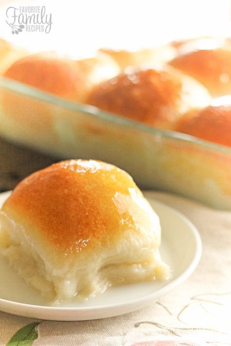 Pani Popo Recipe, Pani Popo, Coconut Rolls, Samoan Food, Coconut Roll, Hawaiian Desserts, Polynesian Food, Homemade Rolls, Coconut Sauce