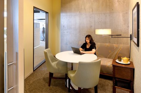 Maybe just a small coffee/cozy meeting room. Tiny Meeting Room, Cozy Meeting Room, Small Meeting Room Design, Korn Ferry, Small Meeting Room, Office Seating Area, Home Office Guest Room Combo, Meeting Room Design, Wellness Room