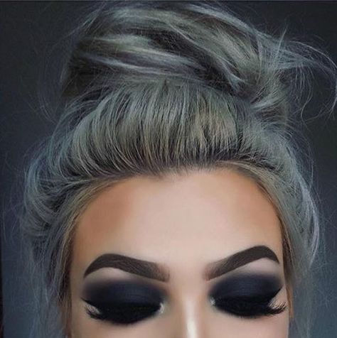 Winter Make-up, Trucco Smokey Eye, Skincare Favorites, Black Eye Makeup, Smoky Eyes, Beauty Make-up, Black Makeup, Dark Makeup, Kesha