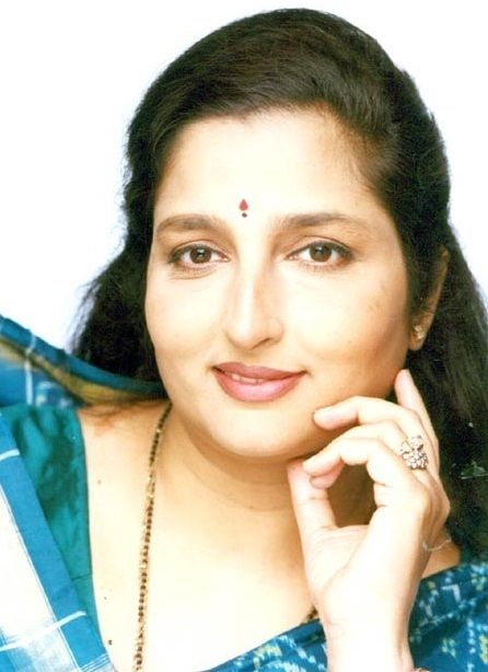 Anuradha Paudwal, Rajesh Khanna, Girly Frame, Grace Beauty, Indian Music, Movies List, Old Is Gold, Beautiful Dresses Short, Music Composers