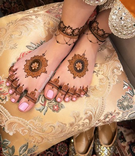 These cutesy simple yet stylish Henna Designs by @sonamistrys_team @sonamistry_mehandi are perfect for minimal brides. #henna #mehndiart #mehndilove #feetmehendidesign #minimalmehendidesigns #mehenditrends #trendingmehendidesign #bridalmehendi [ mehendidesigns, bridal feet henna designs, bridal mehndi , bridalmehendiartist] Aesthetic Leg Mehendi Design, Minimal Bridal Henna Designs, Minimalist Feet Mehendi, Minimal Leg Mehendi Design, Bridal Minimal Mehendi, Minimal Bridal Mehendi, Mehendi For Bride, Simple Feet Mehndi Designs, Bridal Leg Mehendi Designs