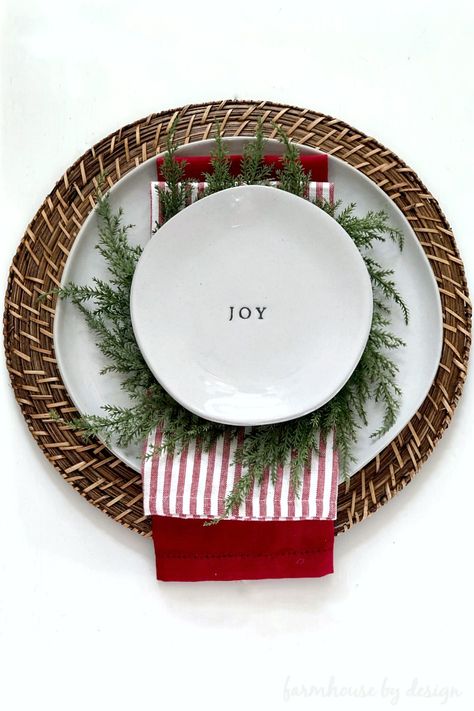 My Simple Christmas Table - Farmhouse by Design Simple Christmas Table, Ideas Decoracion Navidad, Christmas Dining Table, Christmas Tablescapes, Christmas Dining, Christmas Table Settings, Christmas Decor Ideas, Decorations Christmas, Place Setting