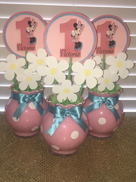 Daisy Duck Centerpiece Ideas, 1st Birthday Centerpieces, Minnie Birthday Party, Duck Birthday, Girl Birthday Decorations, Birthday Centerpieces, Minnie Birthday, Mouse Party, Mini Mouse