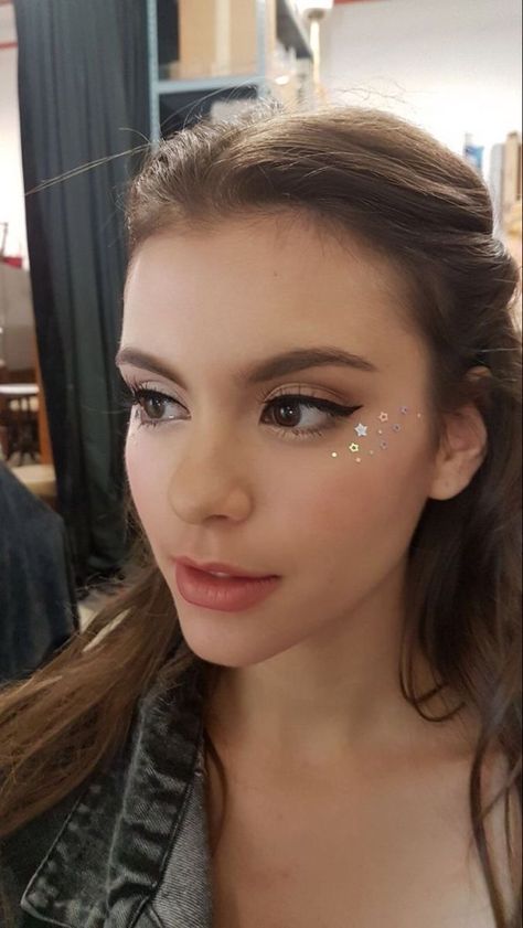 Face Glitter Concert, Face Stars Glitter, Face Glitter Makeup Looks, Concert Make Up Glitter, Summer Glitter Makeup, Simple Face Glitter, Star Glitter Eye Makeup, Coldplay Makeup Ideas, Sparkling Makeup Glitter