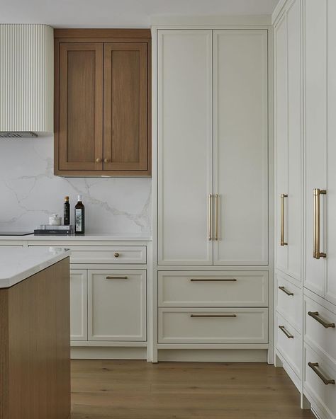 All Posts • Instagram Contemporary Cabinets Kitchen, Modern Cabinetry Kitchen, Slim Cabinet Kitchen, Enclosed Kitchen Layout, Tall Ceiling Kitchen Cabinets, Tall Kitchen Cabinets Ideas, New Classic Kitchen Design, Glossy White Kitchen Cabinets, Slim Shaker Cabinets Kitchen