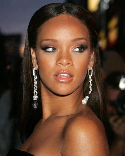 Rihanna 2000's, Rihanna Makeup, Rihanna Looks, Rihanna Riri, Bad Gal, Rihanna Fenty, Girl Crushes, Iconic Women, Fav Celebs