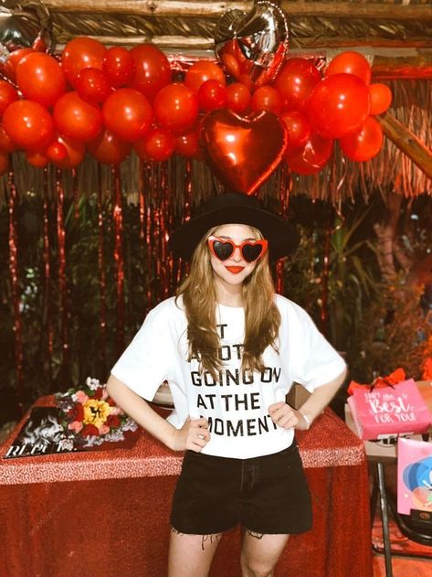 Bolo Taylor Swift, Taylor Swift Themed Party, Red Party Ideas, Taylor Swift Red Album, Taylor Swift Birthday Party Ideas, 22 Taylor, Red Birthday Party, 22 Birthday, Taylor Swift 22