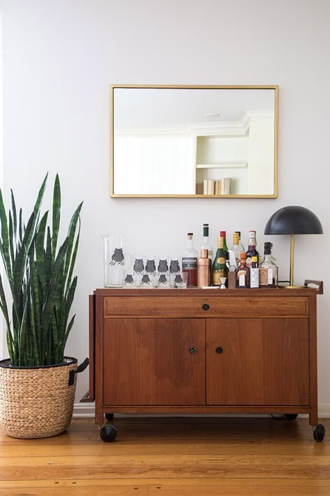 Mid Century Modern Interior Design, European Home Decor, Bar Cart Decor, Ideas Hogar, Mid Century Modern Interiors, Contemporary House Design, Living Room Diy, Retro Home Decor, Retro Home