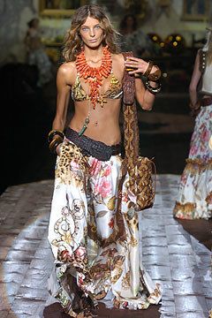 Roberto Cavalli Spring 2005 Ready-to-Wear Fashion Show - Daria Werbowy Mode Hippie, Estilo Hippie, Mode Boho, Bohol, Mode Casual, Cooler Look, Runway Pictures, Style Chic, Roberto Cavalli