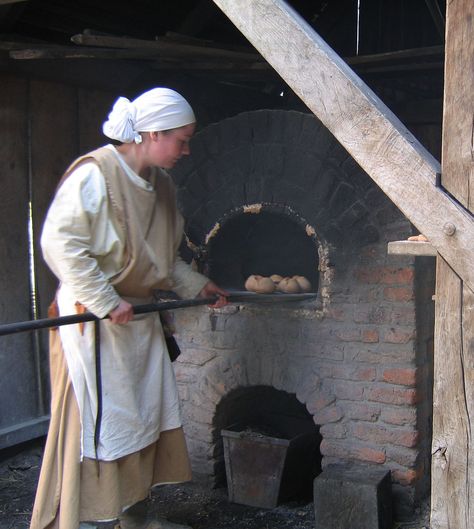 fetching bread out of the oven Medieval Bakery, Village Bakery, Medieval Recipes, Stone Oven, Medieval Woman, Medieval Life, Food History, Medieval Period, Medieval Times