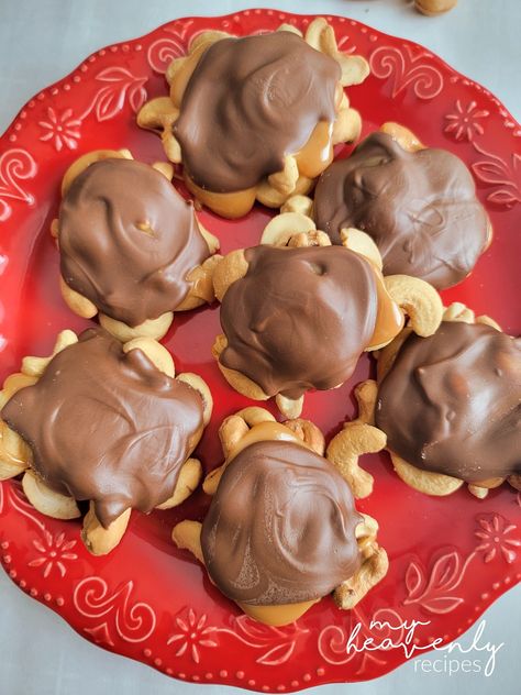 Cashew Clusters (Chocolate & Caramel) Carmel Cashew Candy, Desserts With Cashews, Caramel Cashew Haystacks, Cashew Turtles, Cashew Clusters Recipe, Cashews Recipes, Caramel Cashew Clusters, Turtle Clusters, Chocolate Fudge Recipes Easy