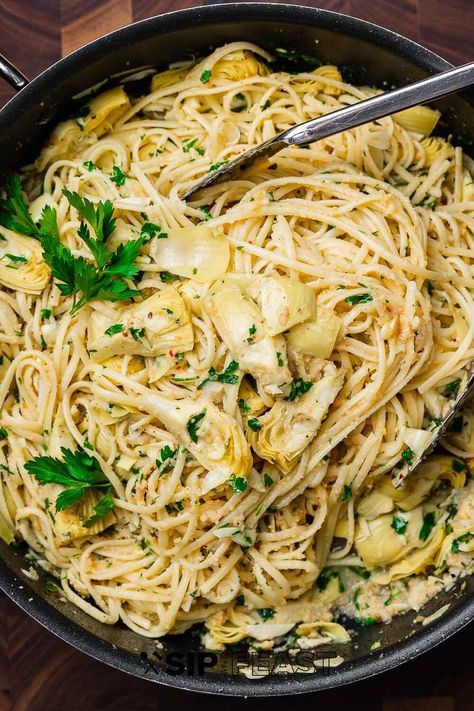 Pasta with artichokes and breadcrumbs has all the flavor of a stuffed artichoke but with pasta!  Toasty breadcrumbs are tossed with linguine, lemon, and artichoke hearts and topped with more breadcrumbs and plenty of Parmigiano Reggiano cheese in this easy pasta that can be ready in about 40 minutes! #stuffedartichokepasta #artichokepasta #pastawithartichokesandbreadcrumbs Tortolini Recipe, Pasta With Artichoke Hearts, Pasta With Artichokes, Macaroni Grill Recipes, Broccolini Pasta, Artichoke Heart Recipes, Sip And Feast, Bread Crumbs Recipe, Baked Artichoke