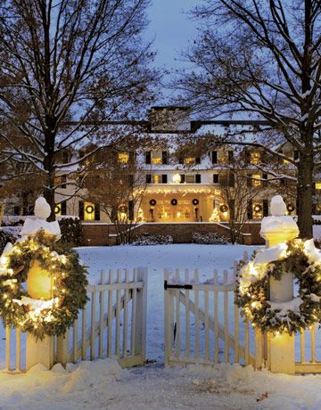 The Historic Woodstock Inn in Vermont at Christmas.  The town has an annual Wassail Weekend celebration in Woodstock, VT. Burlington Vermont, Christmas Tablescape, Olivia Palermo, Magical Christmas, Winter Scenes, Outdoor Christmas, Woodstock, Palermo, Rhode Island