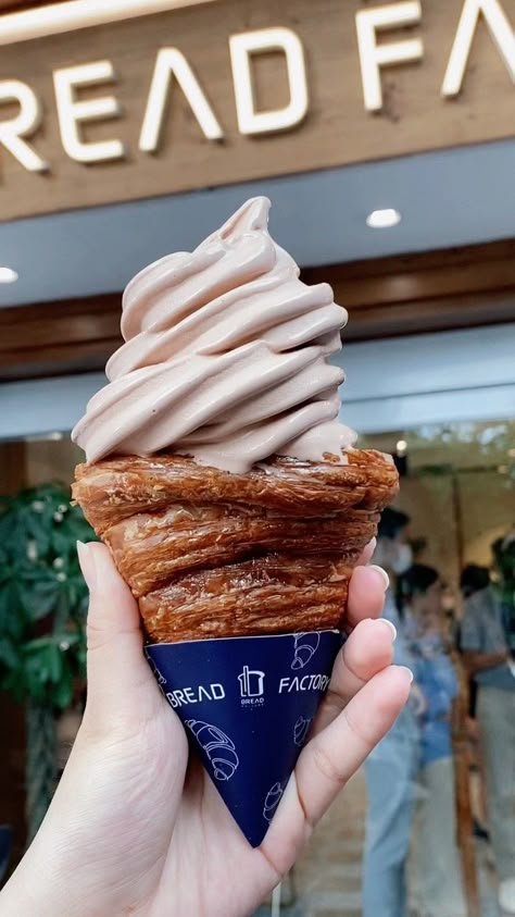 Croissant Ice Cream, Korean Bakery, Bread Factory, Ice Cream Bread, Ice Cream Gift, Ice Cream Business, Crepes And Waffles, Bakery Kitchen, Party Food Buffet