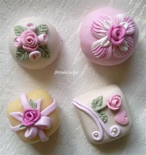 fimo Clay Paper Weights, Paper Weight Ideas, Polymer Clay Magnet, Polymer Flowers, Polymer Clay Embroidery, Clay Magnets, Burlap Crafts, Clay Mugs, Polymer Clay Dolls