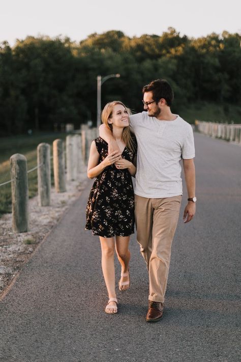 Pre Wedding Shoot Outfit Ideas Casual, Preeweding Shoot, Casual Prenup Outfit, Casual Prenup, Quick Poses, Prenup Outfit, Casual Engagement Photos Outfits, Spring Engagement Photos Outfits, Engagement Photo Outfits Summer