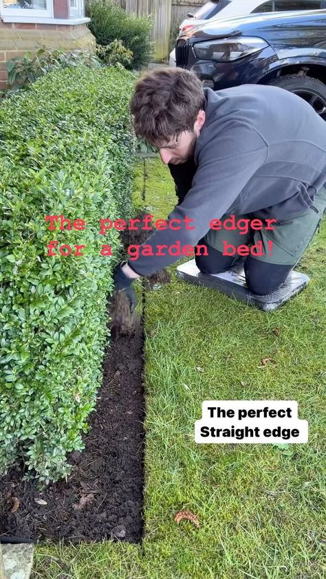 Easy way to make a clean edge for your flower beds. #edger #flowers #lawns | Instagram Edge Of Yard Landscaping Ideas, How To Edge A Flower Bed, Driveway Extension, Garden Edge, Edging Tools, Fall Yard, Wood Edging, Flower Bed Edging, Brick Edging