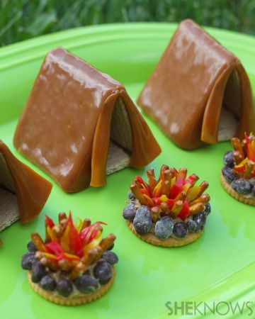 Tent and campfire treats Easy Desserts To Make, Camping Desserts, Camping Snacks, Fruit Roll Ups, Cute Snacks, Ritz Crackers, Desserts To Make, Fun Kids Food, Food Crafts