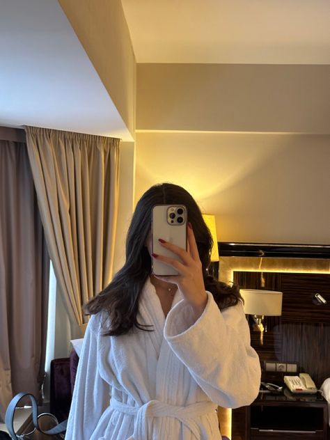 #hotel #girl #mirrorselfies #brunette #luxury #aesthetic #relaxing #rednails #vacation #oldmoney Hotel Mirror Selfie Aesthetic, Solo Hotel Staycation, Girl Hotel Night, Inside Jacuzzi, Luxury Resort Aesthetic, Hotel Aesthetic Girl, Hotel Photoshoot Aesthetic, Hotel Mirror Selfie, Hotel Selfies