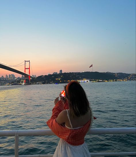 Turkiye istanbul Istanbul Pictures Ideas, Istanbul Travel Photography, Pictures In Turkey, Istanbul Photo Spots, Poses In Istanbul, Istanbul Pose Ideas, Istanbul Turkey Photo Ideas, Istanbul Picture Ideas, Istanbul Outfit Ideas Summer