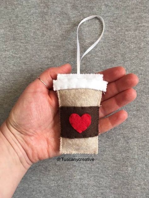 Coffee Ornaments, Decor Valentines Day, Felt Wreath, Coffee Crafts, Coffee To Go, Felt Decorations, Christmas Home Decor, Felt Christmas Ornaments, Holiday Memories